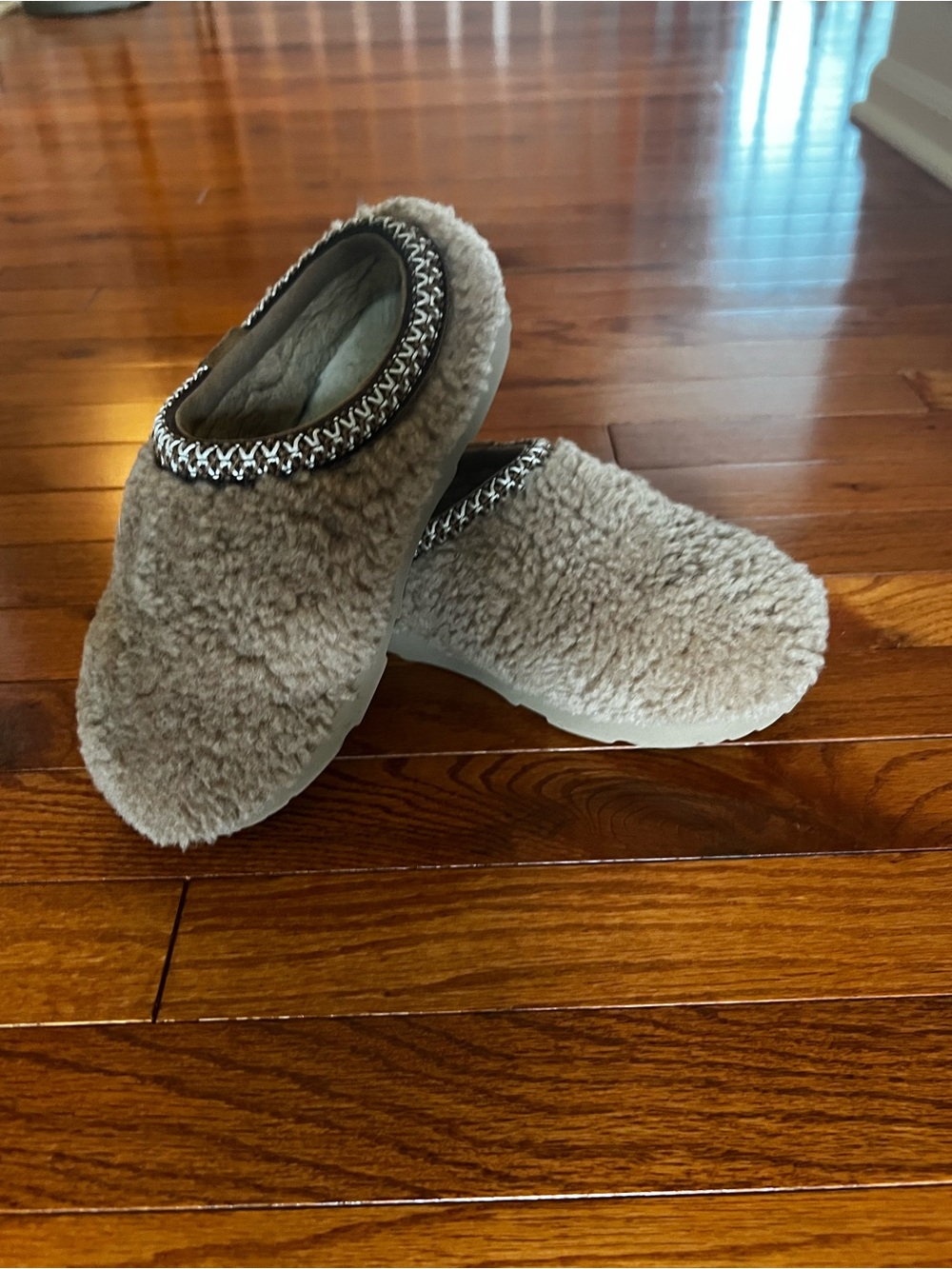 UGG Tasman Maxi Curly Shearling Slip-On Clog in Chestnut kids size 3/womans 5 - Picture 2 of 5